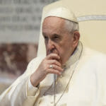 Je pápežov stav vážny?