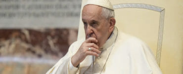 Je pápežov stav vážny?