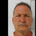 Na nedatovanej policajnej snímke Carman Deck, ktorý bol odsúdený na trest smrti za dvojnásobnú vraždu.