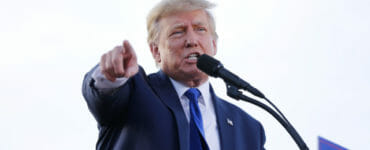 Na archívnej snímke z 23. apríla 2022 bývalý americký prezident Donald Trump gestikuluje počas zhromaždenia v Delaware.