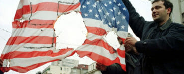 Marec 1999: Pred budovou amerického veľvyslanectva v Belehrade srbskí demonštranti počas protestu zničili zástavu USA.