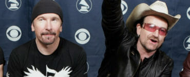 Na archívnej snímke zľava The Edge a Bono zo skupiny U2.