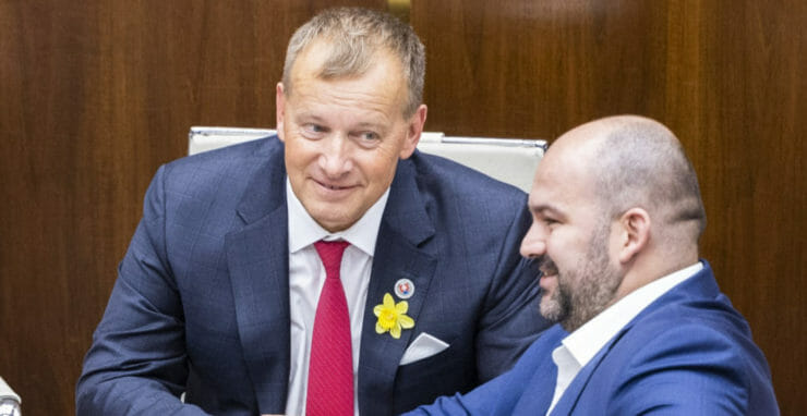 Poslanec Peter Pčolinský a jeho stranícky šéf Boris Kollár (obaja Sme rodina).