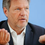 Nemecký minister hospodárstva Robert Habeck gestikuluje počas tlačovej konferencie v Berlíne 27. apríla 2022.