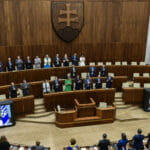 Poslanci NR SR tlieskajú počas virtuálneho príhovoru ukrajinského prezidenta Volodymyra Zelenského.