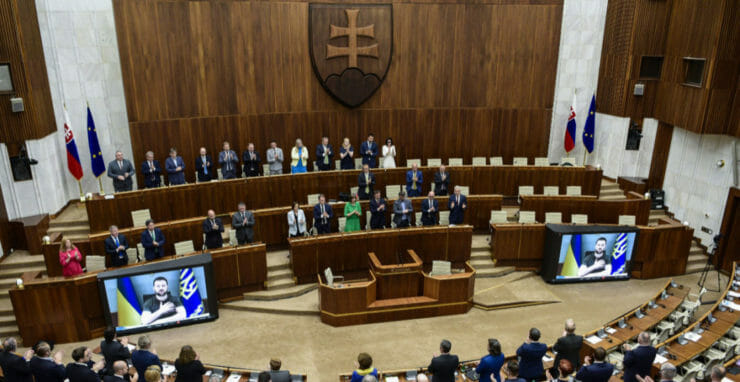 Poslanci NR SR tlieskajú počas virtuálneho príhovoru ukrajinského prezidenta Volodymyra Zelenského.