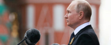 Ruský prezident Vladimir Putin počas prejavu na vojenskej prehliadke pri príležitosti 77. výročia víťazstva nad nacistickým Nemeckom v druhej svetovej vojne na Červenom námestí v Moskve v pondelok 9. mája 2022.