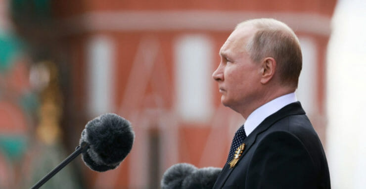Ruský prezident Vladimir Putin počas prejavu na vojenskej prehliadke pri príležitosti 77. výročia víťazstva nad nacistickým Nemeckom v druhej svetovej vojne na Červenom námestí v Moskve v pondelok 9. mája 2022.