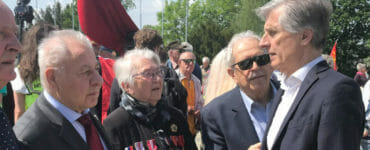 Na snímke uprostred pani Anna Bergerová, vľavo bývalý politik Peter Wiess.