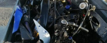 Pohľad na časť zdemolovaného motocykla, ktorého vodič prišiel o život.