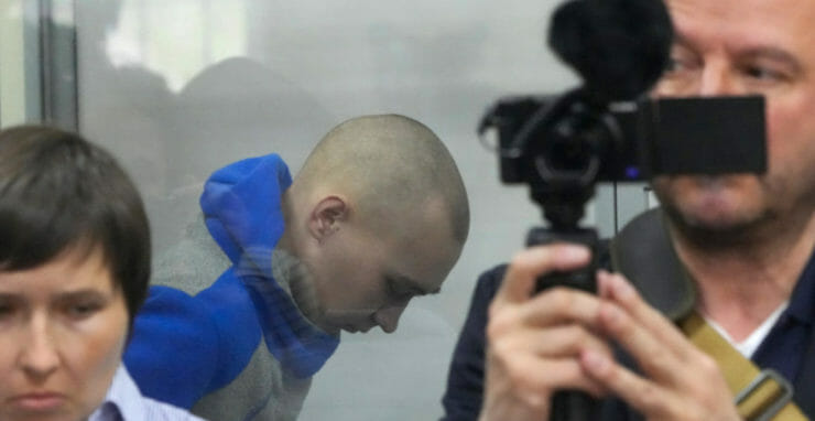 21-ročný ruský vojak Vadim Šišimarin počas súdneho procesu v Kyjeve 13. mája 2022. Súdna sieň bola plná novinárov.