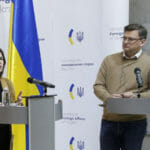 Nemecká ministerka zahraničných vecí Annalena Baerbocková (vľavo) počas spoločnej tlačovej konferencie so svojím ukrajinským rezortným partnerom Dmytrom Kulebom po ich stretnutí v Kyjeve 10. mája 2022.