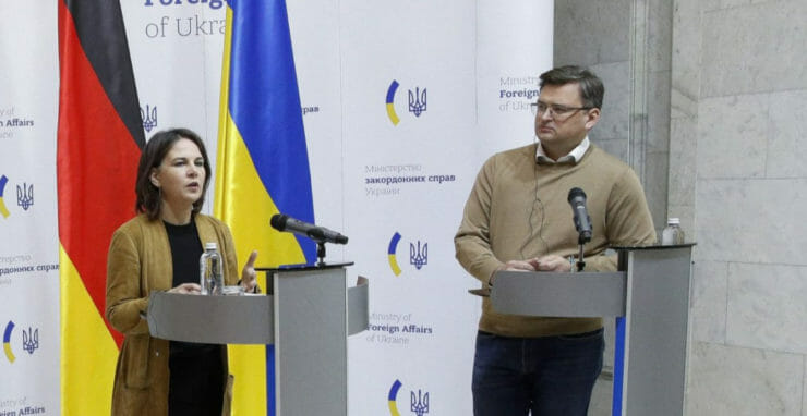 Nemecká ministerka zahraničných vecí Annalena Baerbocková (vľavo) počas spoločnej tlačovej konferencie so svojím ukrajinským rezortným partnerom Dmytrom Kulebom po ich stretnutí v Kyjeve 10. mája 2022.