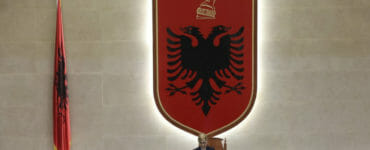 Na ilustračnej snímke rokovacia sála albánskeho parlamentu.