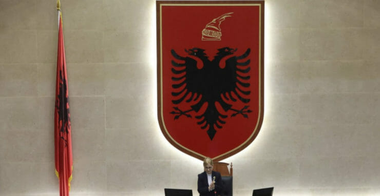 Na ilustračnej snímke rokovacia sála albánskeho parlamentu.