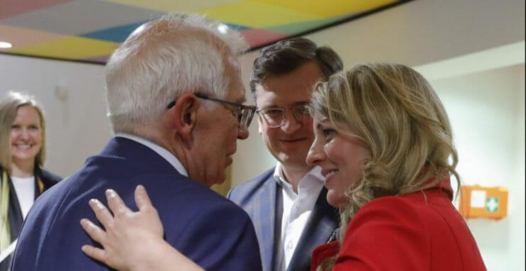 Zľava šéf európskej diplomacie Josep Borrell, ukrajinský minister zahraničných vecí Dmytro Kuleba a kanadská ministerka zahraničných vecí Melanie Jolyová pred stretnutím ministrov zahraničných vecí EÚ v Bruseli v pondelok 16. mája 2022.