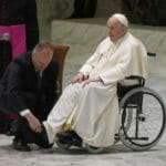 Pápež František na invalidnom vozíku.