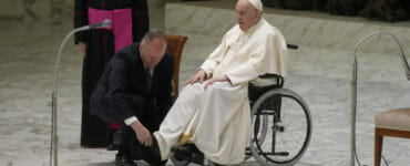 Pápež František na invalidnom vozíku.