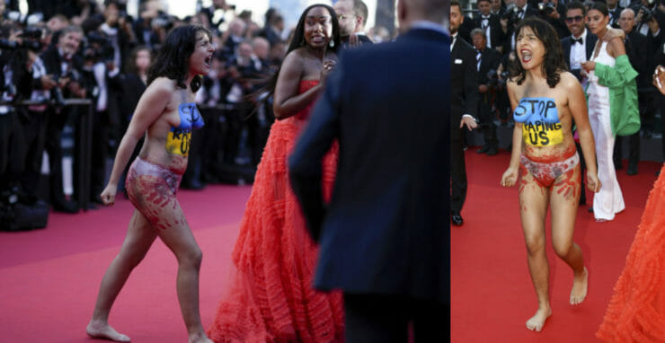 Na kombosnímke polonahá protestujúca s pomaľovaným telom v ukrajinských farbách v Cannes.