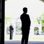 Na ilustračnej snímke predseda vlády SR Eduard Heger (OĽANO) stojí pred dverami historickej budovy Úradu vlády SR.