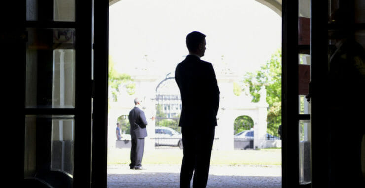 Na ilustračnej snímke predseda vlády SR Eduard Heger (OĽANO) stojí pred dverami historickej budovy Úradu vlády SR.