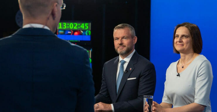 Peter Pellegrini a Mária Kolíková, v popredí Michal Kovačič v štúdiu TV Markíza.