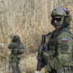 Na ilustračnej snímke vojaci na zelenej hranici pri hraničnom priechode Ubľa-Malyj Bereznyj.