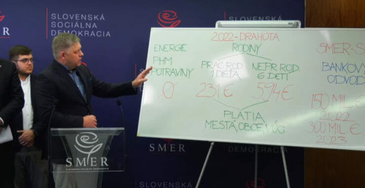 Robert Fico počas tlačovky k protiinflančným opatreniam z dielne Smer.