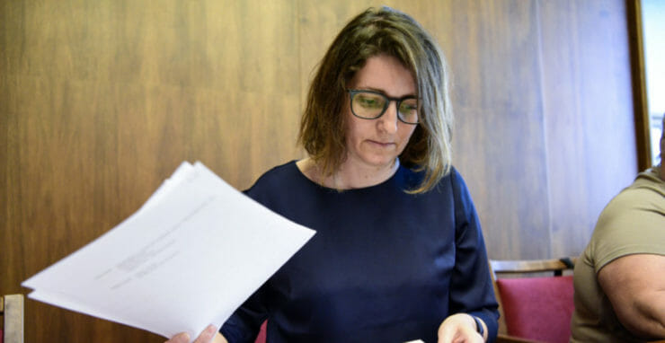 Podpredsedníčka Výboru Národnej rady SR pre kultúru a médiá Jana Žitňanská otvára obálky s kandidátmi na post generálneho riaditeľa RTVS.