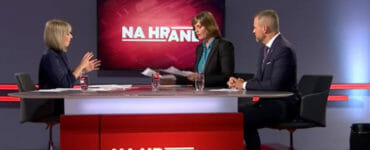 Zľava moderátorka Jana Krescanko Dibáková, Veronika Remišová a Peter Pellegrini v štúdiu TV Joj.
