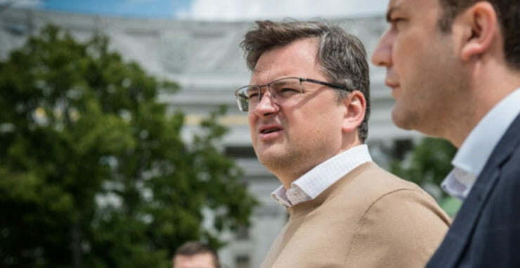 Zľava ukrajinský minister zahraničných vecí Dmytro Kuleba.