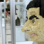 Na ilustračnej snímke vpravo známa postava z filmového plátna, Mr. Bean zhotovený zo stavebnice lego.