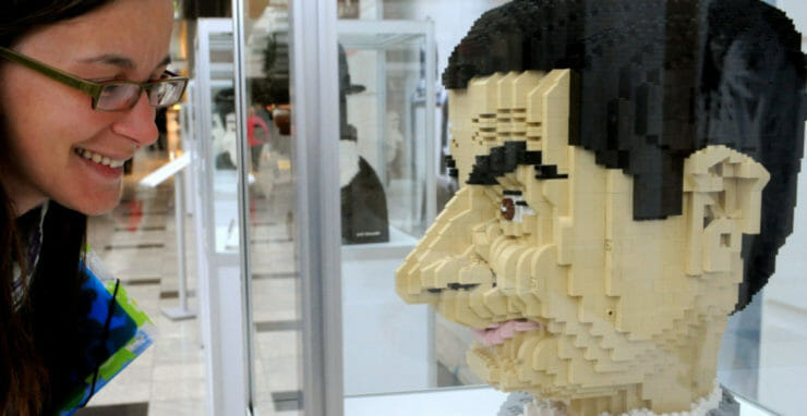 Na ilustračnej snímke vpravo známa postava z filmového plátna, Mr. Bean zhotovený zo stavebnice lego.
