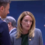 Vľavo Eduard Heger počas mimoriadneho samitu lídrov krajín EÚ, vpravo Ursula von Leyenová.