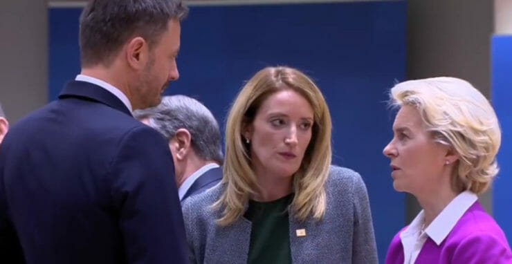 Vľavo Eduard Heger počas mimoriadneho samitu lídrov krajín EÚ, vpravo Ursula von Leyenová.
