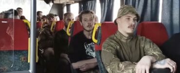 Ukrajinskí vojaci opúšťajú oceliarne Azovstaľ v Mariupole 17. mája 2022.