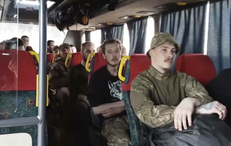 Ukrajinskí vojaci opúšťajú oceliarne Azovstaľ v Mariupole 17. mája 2022.