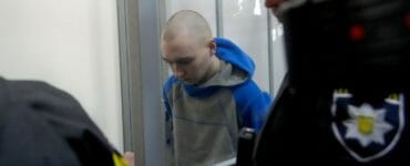 Na snímke 21-ročný ruský vojak Vadim Šišimarin počas súdneho procesu v Kyjeve 13. mája 2022.