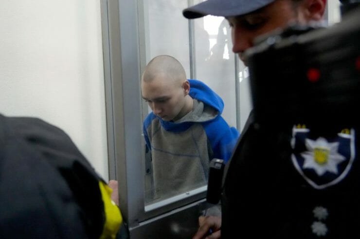 Na snímke 21-ročný ruský vojak Vadim Šišimarin počas súdneho procesu v Kyjeve 13. mája 2022.