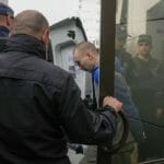 Na snímke 21-ročný ruský vojak Vadim Šišimarin odchádza po súdnom pojednávaní v Kyjeve 23. mája 2022.