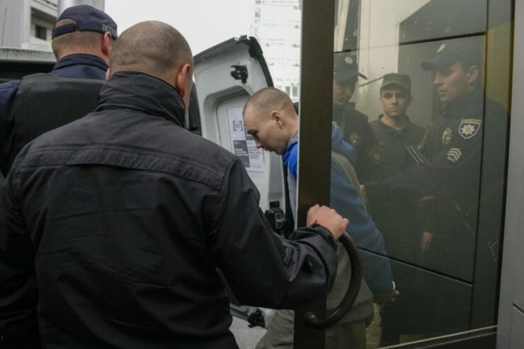 Na snímke 21-ročný ruský vojak Vadim Šišimarin odchádza po súdnom pojednávaní v Kyjeve 23. mája 2022.