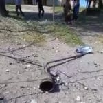Snímka z videa po údajnom bombovom útoku v ukrajinskom Melitpole.