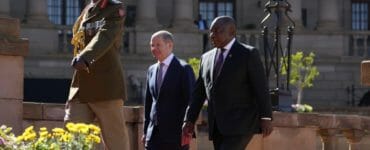 Nemecký kancelár Olaf Scholz (uprostred) a juhoafrický prezident Cyril Ramaphosa po uvítacom ceremoniáli v Pretórii 24. mája 2022.