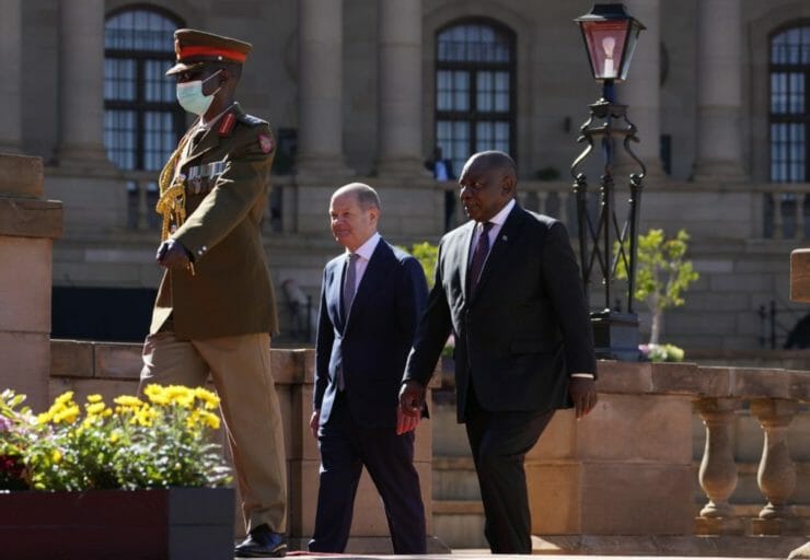Nemecký kancelár Olaf Scholz (uprostred) a juhoafrický prezident Cyril Ramaphosa po uvítacom ceremoniáli v Pretórii 24. mája 2022.