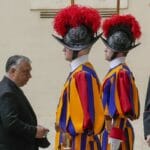 Viktor Orbán prichádza na stretnutie s pápežom Františkom vo Vatikáne 21. apríla 2022.