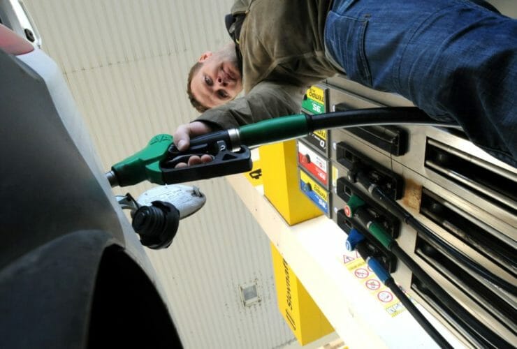 benzínka čerpacia stanica pumpa vodič tankovanie