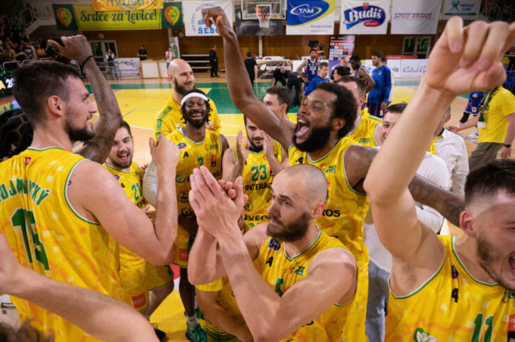 Patrioti Levice sa stali víťazmi Niké Slovenskej basketbalovej ligy. Radosť hráčov po zisku titulu 7. mája 2022 v Leviciach.