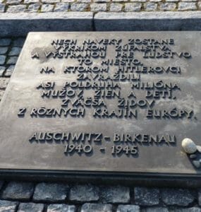 Na archívnej snímke pamätná tabuľa za Slovensko pri pamätníku obetiam holokaustu v Birkenau (Brezinka) na železničnej stanici v Poprade.