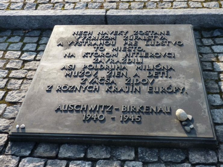 Na archívnej snímke pamätná tabuľa za Slovensko pri pamätníku obetiam holokaustu v Birkenau (Brezinka) na železničnej stanici v Poprade.