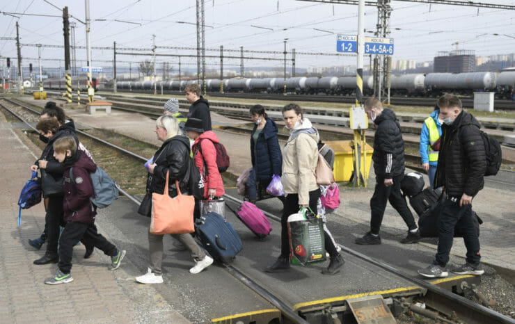 Na ilustračnej snímke utečenci z Ukrajiny po príchode vlakom z Humenného na železničnej stanici v Košiciach 29. marca 2022.